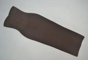 Vue détaillée d'une robe midi bandage marron sans bretelles avec rayures texturées.