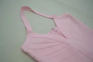 Λεπτομέρεια ροζ εξώπλατου φορέματος bandage με V λαιμόκοψη, φερμουάρ και ριμπ υφή