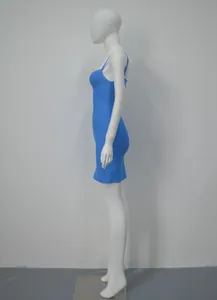 Vue latérale d'une mini-robe bandage moulante bleue à bretelles fines sur un mannequin.