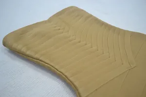 Gros plan d'une robe bandage kaki montrant la texture du tissu côtelé de qualité.
