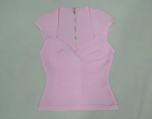 Gros plan sur la texture bandage élastique et la fermeture éclair du haut rose ajusté