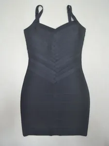 Détail d'une robe bandage noire avec décolleté en V et motif croisé texturé