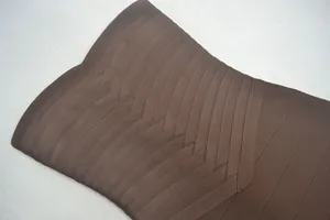 Vue détaillée d'une robe bandage marron chocolat montrant la texture du tissu côtelé