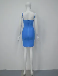 Vue arrière détaillée d'une mini-robe bandage moulante bleu ciel à fines bretelles