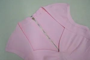 Détail de haut bandage rose avec décolleté en V et fermeture éclair au dos