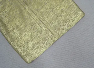 Vue détaillée de la texture de feuille métallique dorée d'une robe bandage luxe