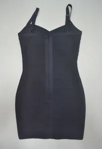 Vue détaillée d'une robe bandage moulante noire sans manches avec fermeture éclair.