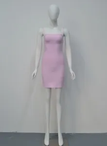 Vue détaillée d'une robe bandage rose moulante avec de fines bretelles sur mannequin