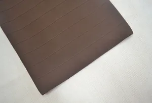 Vue macro de la texture nervurée marron de haute qualité sur une robe bandage serrée