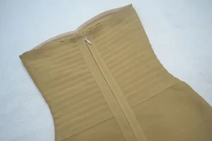 Vue détaillée d'une mini-robe bandage kaki montrant la fermeture éclair invisible.