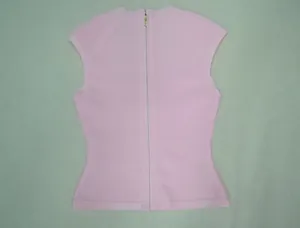 Vue arrière du débardeur bandage rose avec une fermeture éclair dorée sur toute la longueur