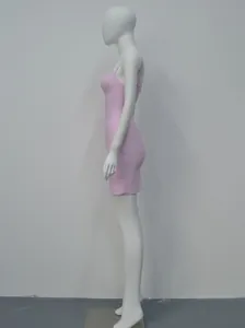 Détail de vue latérale d'une mini-robe bandage rose dos nu moulante sexy