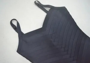 Gros plan d'une robe bandage noire sans manches avec un col en V et de fines bretelles