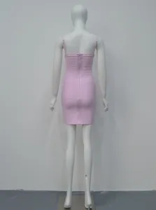 Vue arrière détaillée d'une mini-robe bandage rose moulante sur un mannequin blanc