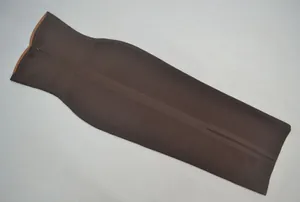Vue détaillée d'une robe midi bandage moulante sans bretelles de couleur marron foncé