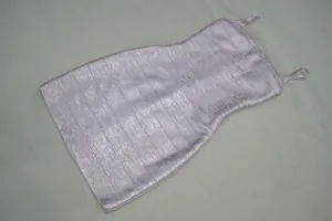 Détail à plat d'une robe de soirée moulante lilas métallique à fines bretelles