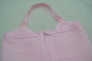 Λεπτομερής προβολή ροζ halter bandage bodycon φορέματος με κρυφό φερμουάρ στην πλάτη