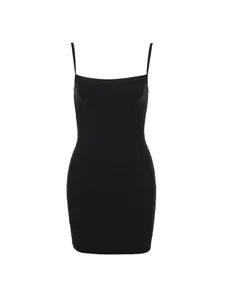 Vue détaillée de face d'une robe bandage noire moulante avec de fines bretelles spaghetti
