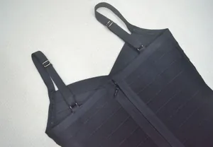 Détail d'une robe bandage noire avec fermeture éclair et bretelles réglables