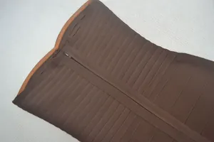Vue détaillée de la fermeture éclair invisible d'une robe bandage marron à rayures