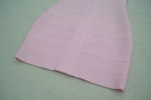 Κοντινό πλάνο ροζ bandage φορέματος που δείχνει την υφή του ελαστικού υφάσματος