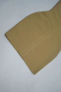 Vue détaillée d'une robe moulante bandage kaki montrant la texture du tissu rayé