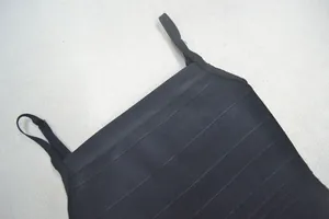 Détail en gros plan d'une mini-robe bandage noire avec de fines bretelles spaghetti