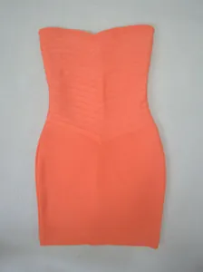 Détail d'une mini-robe bandage bustier orange montrant la texture du tissu.