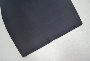 Vue rapprochée détaillée montrant la texture du tissu premium d'une robe bandage noire