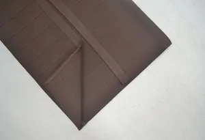 Détail en gros plan montrant la couture de haute qualité et la texture d'une robe bandage
