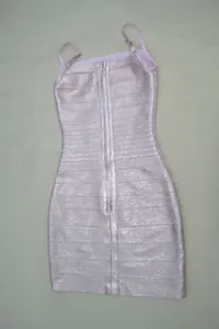 Vue détaillée d'une robe bandage rose métallisée avec fermeture éclair frontale et fines bretelles.