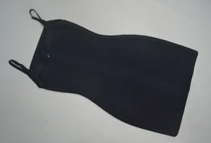 Vue détaillée d'une élégante mini robe bandage noire avec fines bretelles et texture côtelée