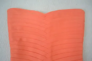 Détail de la robe bandage orange sans bretelles avec motif de tissage en V précis
