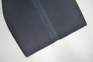 Vue en gros plan détaillé de la texture et des coutures d'une robe bandage noire