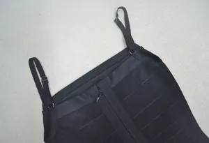 Vue détaillée d'une robe bandage noire avec bretelles réglables et fermeture éclair