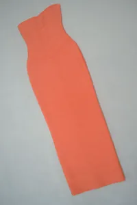 Vue détaillée de la robe midi bandage orange sans bretelles montrant la texture et la coupe.