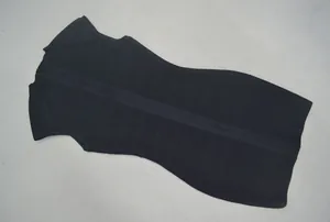 Πίσω όψη λεπτομέρεια από ένα μαύρο αμάνικο bandage φόρεμα με κλείσιμο με φερμουάρ.