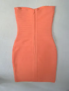 Vue arrière détaillée de la mini robe bandage orange bustier moulante avec fermeture.