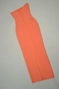 Vue détaillée d'une robe bandage midi orange vif avec fermeture éclair arrière et fente