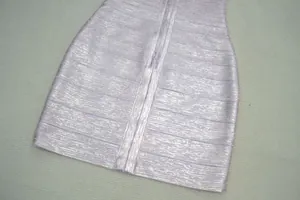 Texture détaillée de la finition métallique rose sur une robe de soirée bandage.