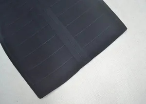 Détail de près du tissu bandage noir avec rayures horizontales pour robe de soirée