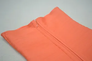 Gros plan sur la fermeture éclair invisible et la texture côtelée d'une robe bandage