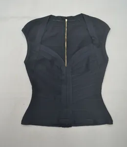 Détail d'un haut bandage noir avec décolleté en V profond et fermeture éclair dorée devant
