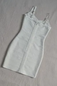 Vue arrière détaillée d'une mini-robe bandage blanche avec de fines bretelles et zip.