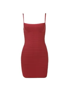 Détail rapproché de la robe mini bandage rouge sexy avec fines bretelles élégantes