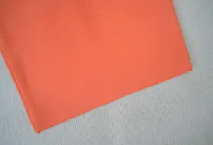 Détail macro du tissu de robe bandage orange vif de haute qualité à nervures horizontales