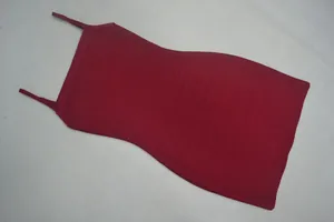 Vue détaillée d'une mini-robe bandage bordeaux montrant le tissu texturé et bretelles.