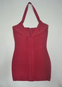Κόκκινο bodycon bandage φόρεμα με δέσιμο στο λαιμό, βαθύ ντεκολτέ και ανοιχτή πλάτη.