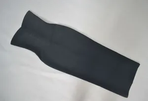 Gros plan sur une robe midi bandage noire sans manches à taille haute, texture côtelée