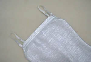 Gros plan sur le tissu métallique argenté et les fines bretelles d'une robe de soirée